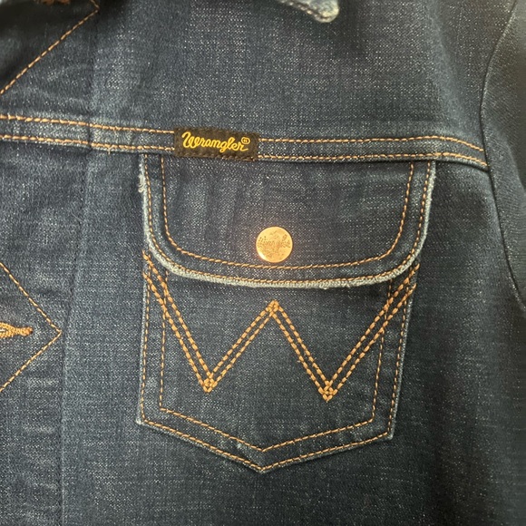 Wrangler western style denim jacket in dark wash - Picture 3 of 4